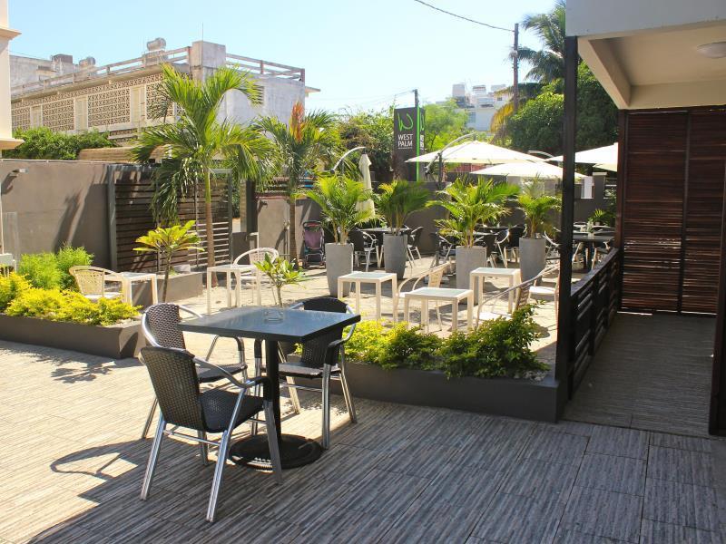 West Palm Inn Flic en Flac Bagian luar foto