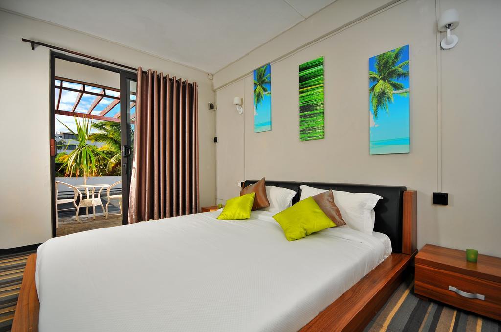 West Palm Inn Flic en Flac Ruang foto