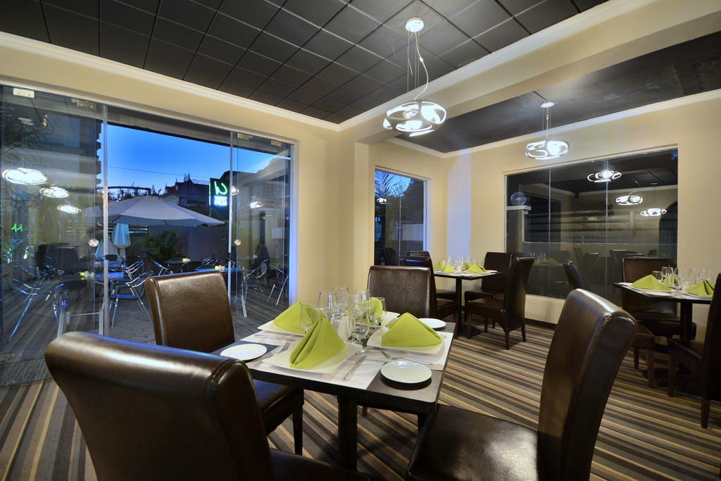 West Palm Inn Flic en Flac Bagian luar foto