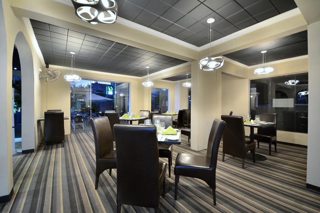 West Palm Inn Flic en Flac Bagian luar foto