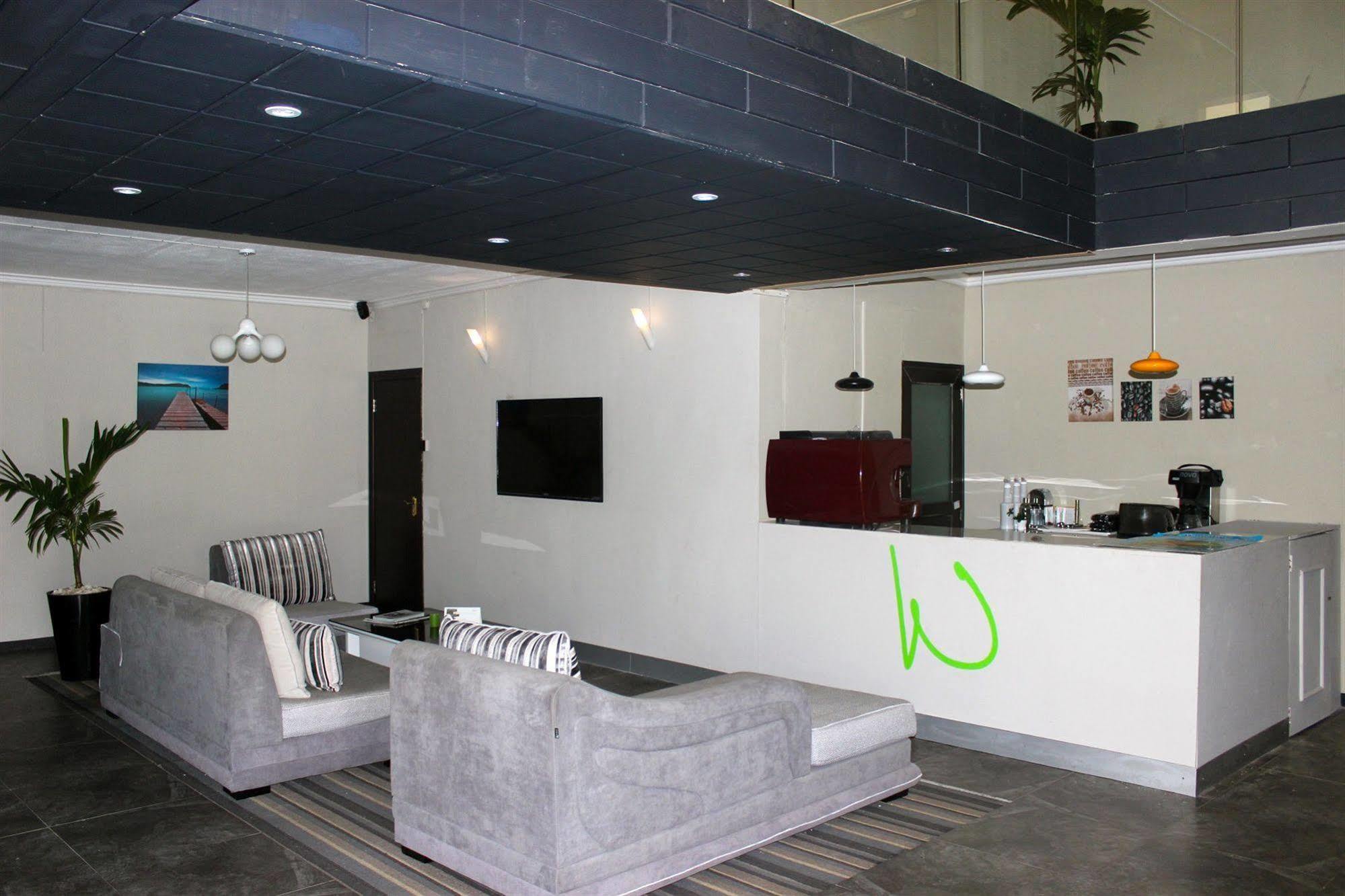 West Palm Inn Flic en Flac Bagian luar foto