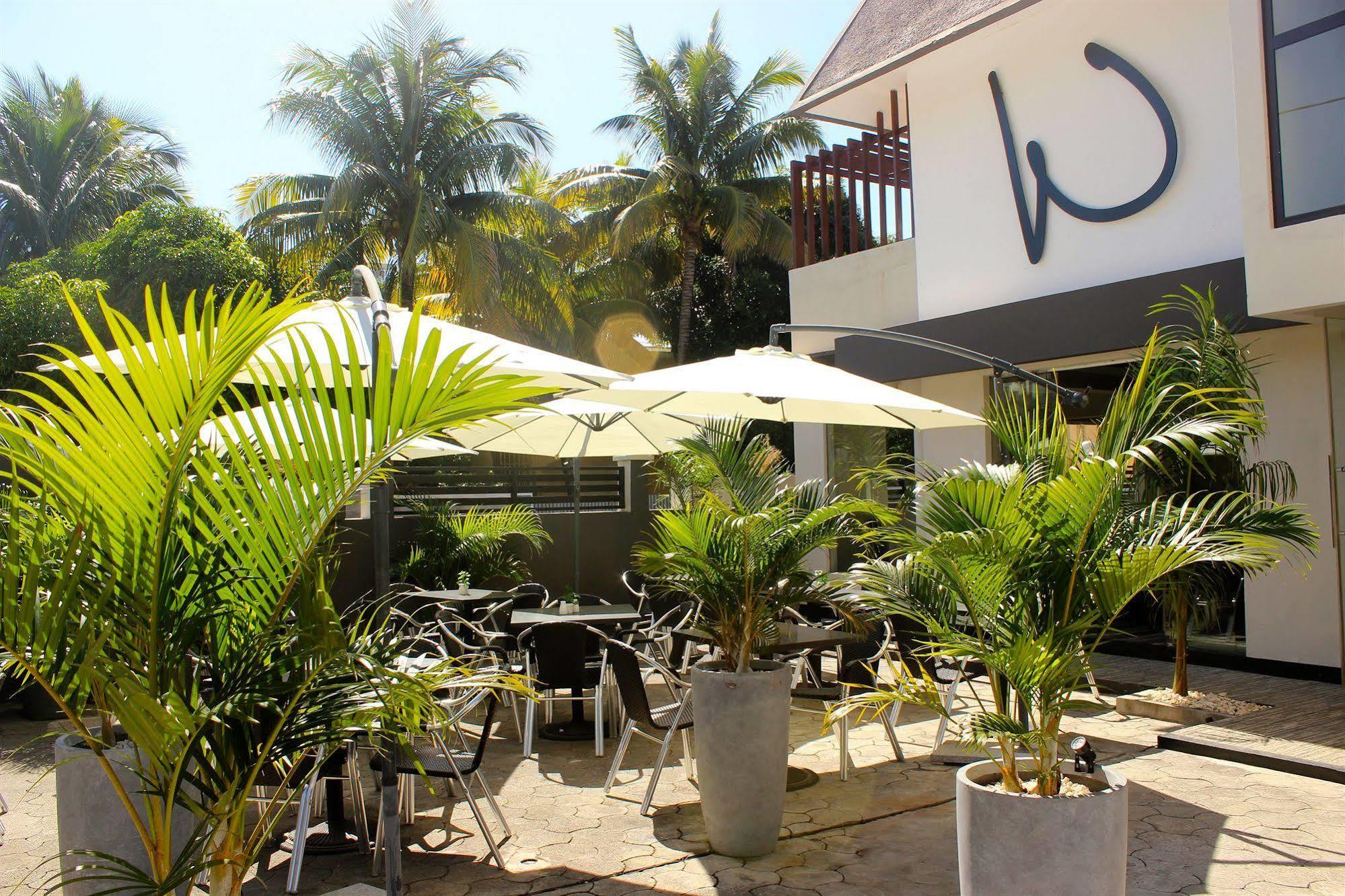 West Palm Inn Flic en Flac Bagian luar foto