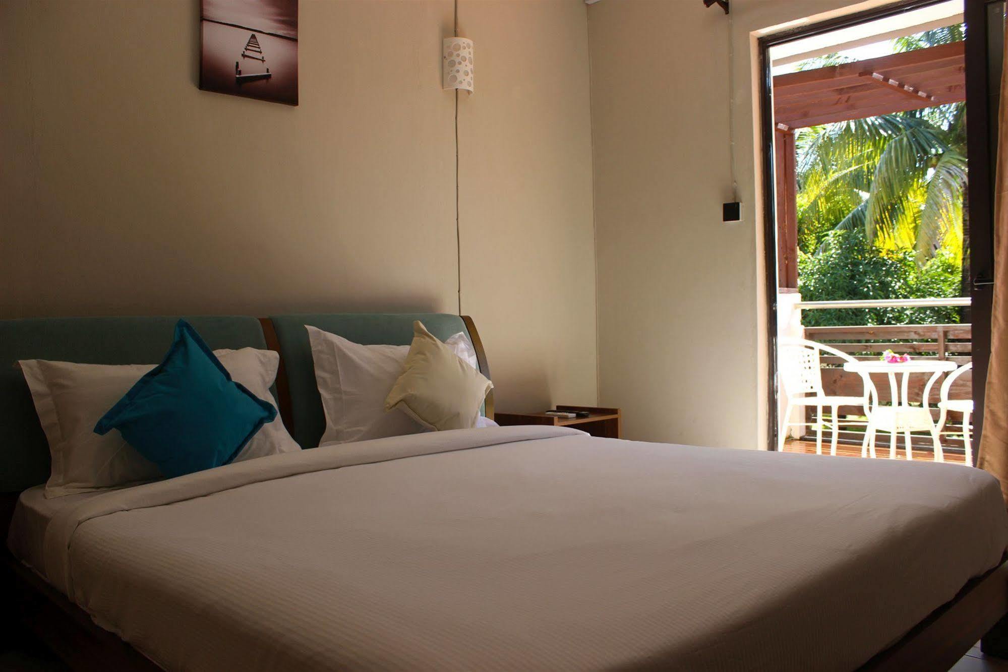 West Palm Inn Flic en Flac Bagian luar foto