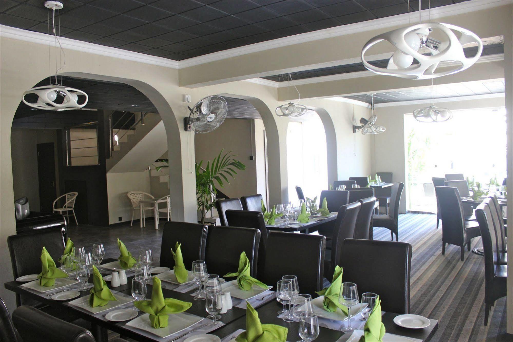 West Palm Inn Flic en Flac Bagian luar foto
