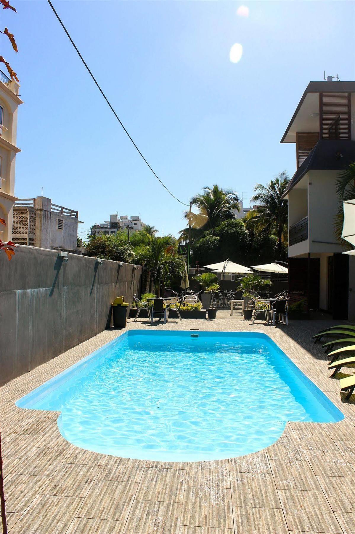 West Palm Inn Flic en Flac Bagian luar foto