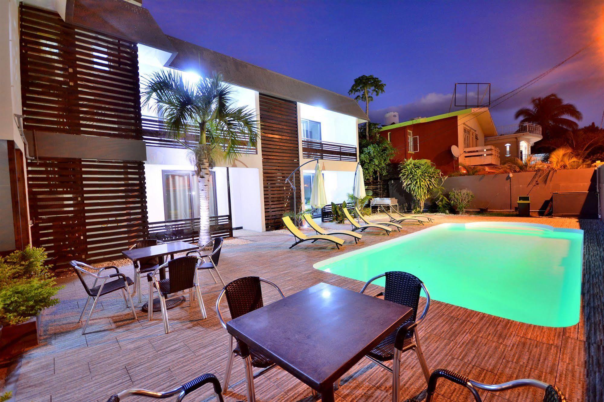 West Palm Inn Flic en Flac Bagian luar foto