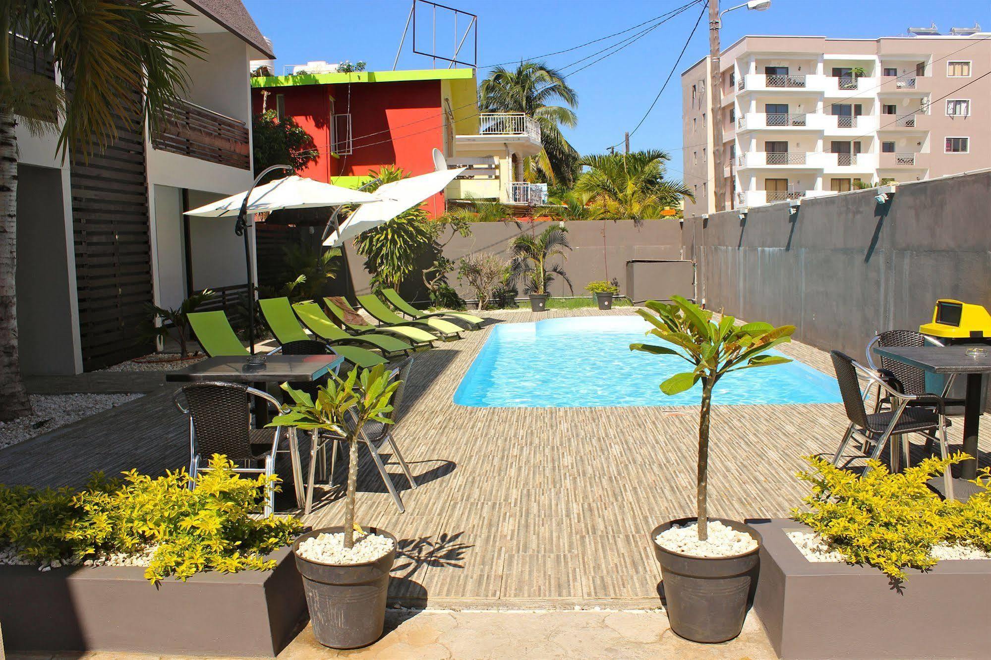West Palm Inn Flic en Flac Bagian luar foto