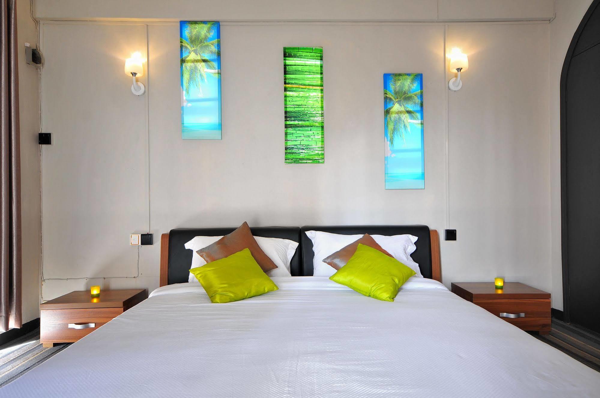 West Palm Inn Flic en Flac Bagian luar foto