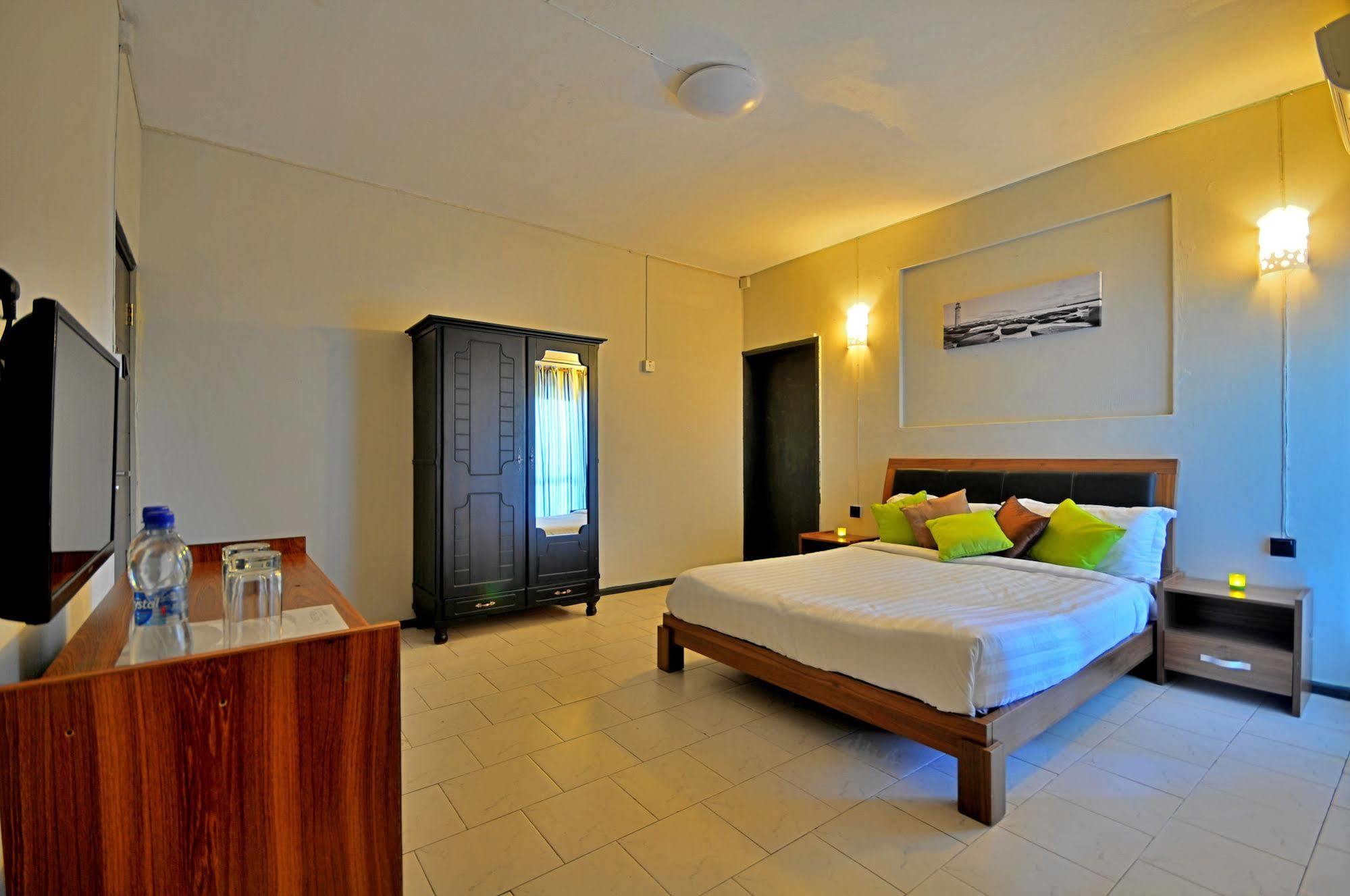 West Palm Inn Flic en Flac Bagian luar foto
