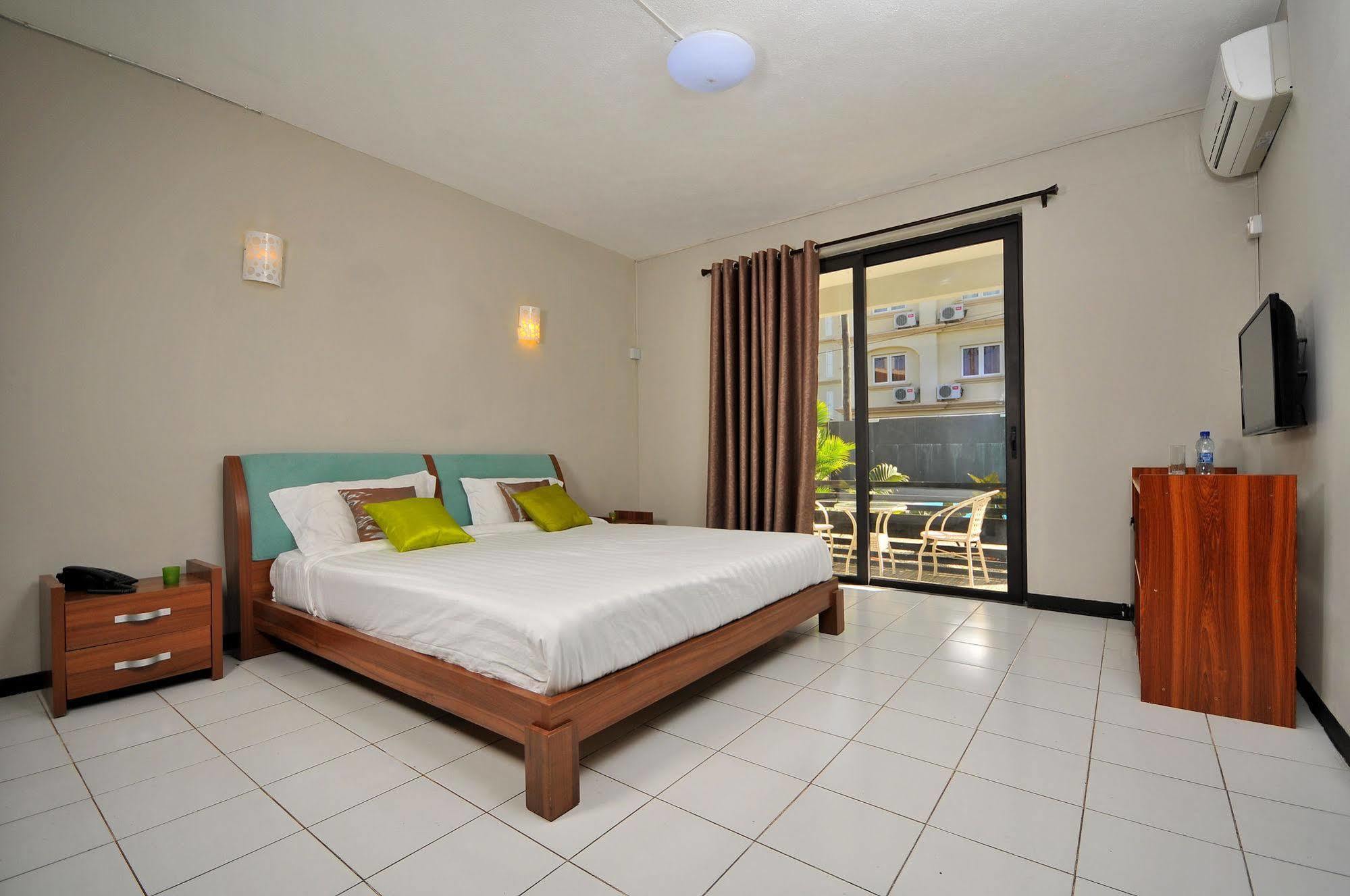 West Palm Inn Flic en Flac Bagian luar foto