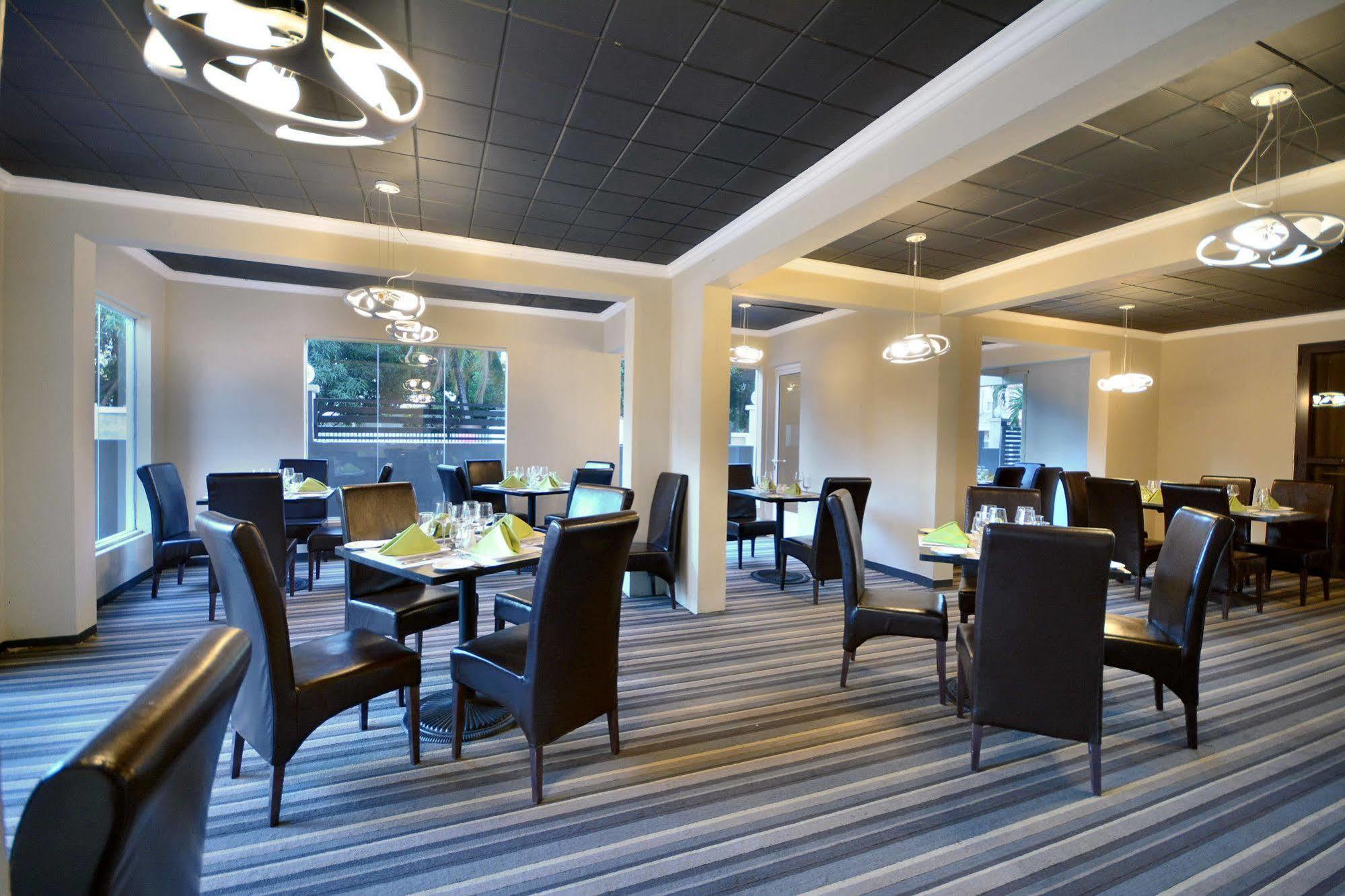 West Palm Inn Flic en Flac Bagian luar foto